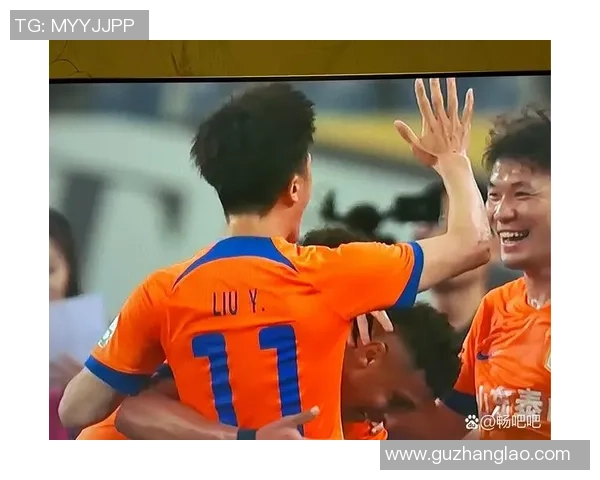 足球以10米每秒的速度飞驰而过的瞬间与激情